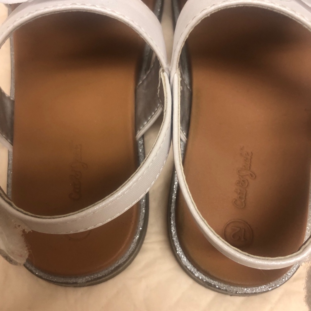 Sandals White straps, Velcro Cat & Jack brand Girls 12 Rubber solesFlower on top - Picture 8 of 12